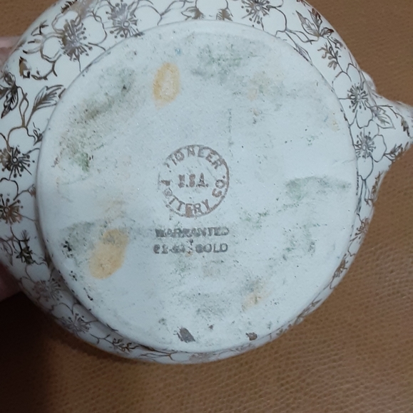 Vintage Vase with gold floral print made by Stoneer Pottery Co. - Picture 5 of 9